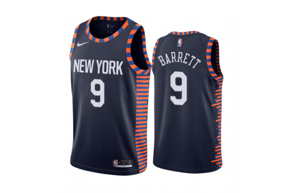 La stagione dei New York Knicks sembra essere l’ennesimo fallimento per la franchigia di James Dolan. Nonostante ciò, i newyorkesi non sembrano voler cambiare nemmeno le canotte. La City Edition di quest’anno è esattamente identica rispetto a quella dello scorso anno: blu scuro sullo sfondo, scritte bianche con un design minimalista sul fronte -- capeggiato dalla scritta “New York” -- e strisce bluarancio sui lati. Sono proprio queste strisce a essere l’highlight della canotta, simboleggiando in maniera stilizzata la skyline della Grande Mela. Nel complesso la jersey è sicuramente piacevole, ma ci sarebbe piaciuto che almeno in tempi di crisi la franchigia “osasse” di più. Impatto visivo: ☺☺ Originalità: ☺ Significato: ☺